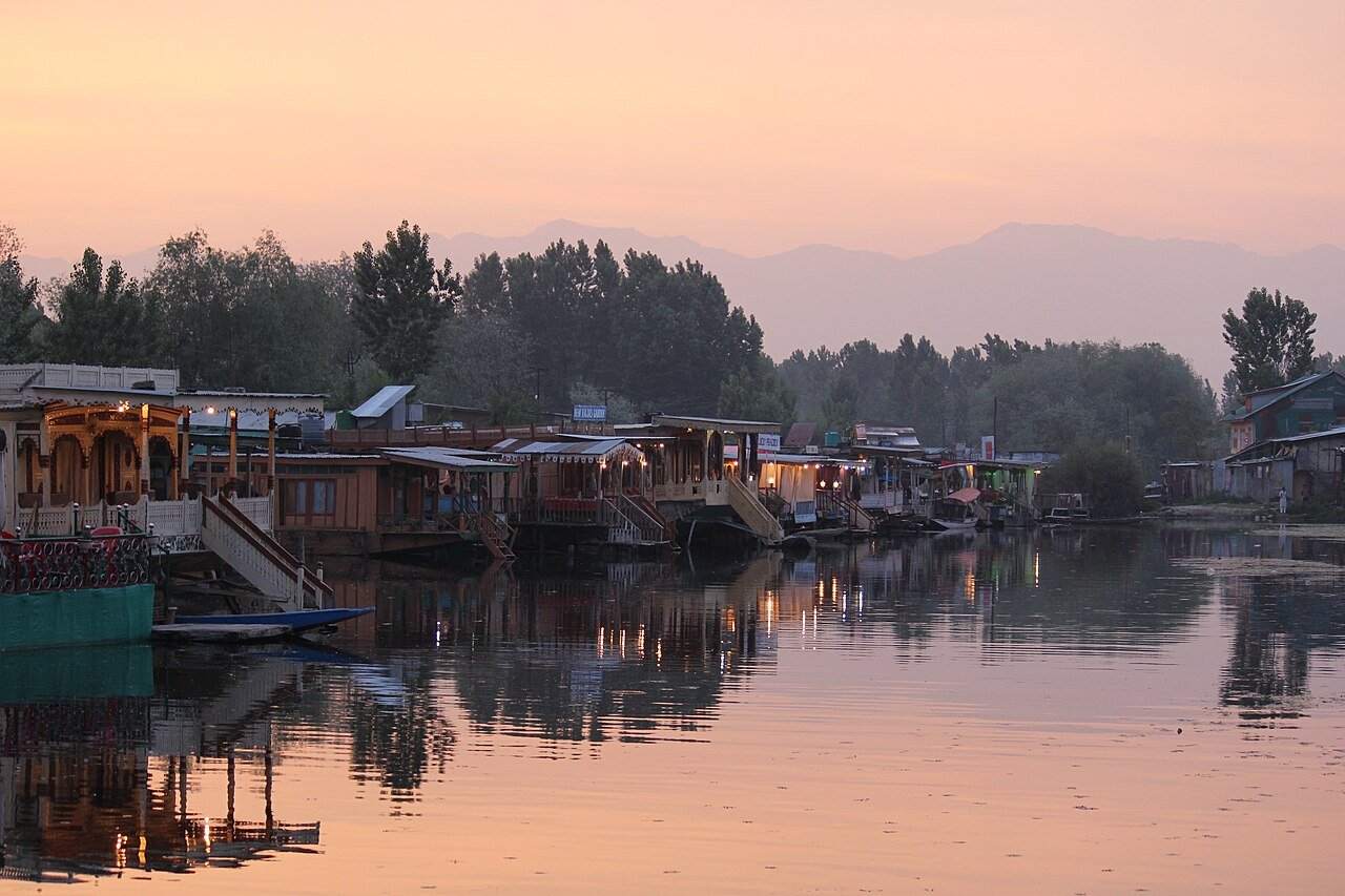 Kashmir Honeymoon Escape — 5 Nights / 6 Days Kashmir tour package